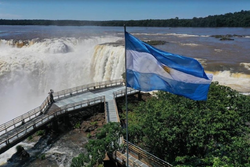 Mirante à beira do paredão da Garganta do Diabo, lado argentino das Cataratas do Iguaçu. Imagem: Gentileza/Iguazú Argentina