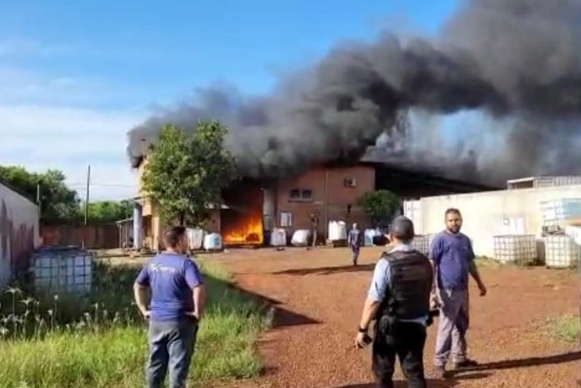 Chamas atingiram o imóvel onde estavam armazenados isqueiros para destruição. Imagem: Reprodução/Catve