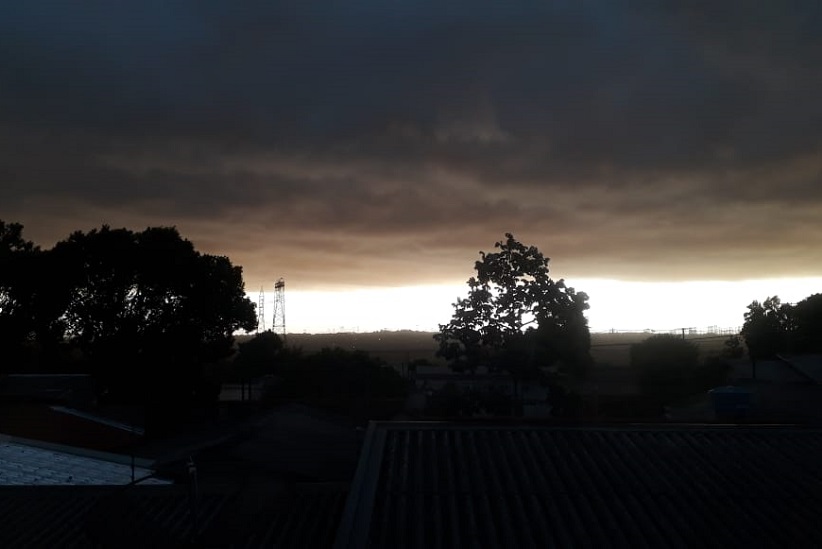 Nuvem escura sobre a Região Norte de Foz do Iguaçu, às 6h55 desta quinta-feira (30). Imagem: Guilherme Wojciechowski/H2FOZ
