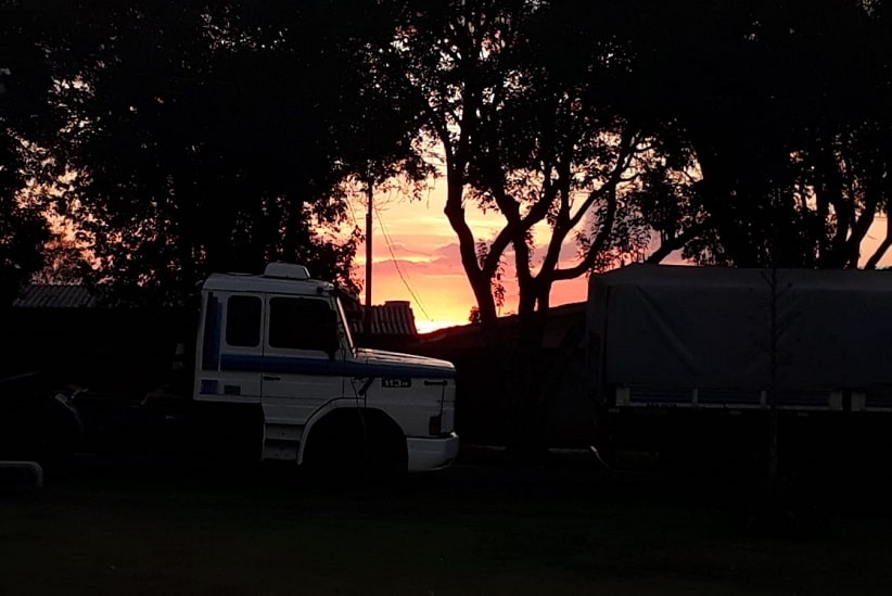 Fim de tarde na Avenida Salvador, Região Norte de Foz do Iguaçu. Imagem: Guilherme Wojciechowski/H2FOZ