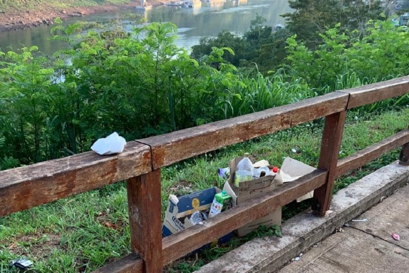 Lixo na Costanera Eduardo Arrabal, às margens do Rio Iguaçu. Imagem: Gentileza/Prefeitura de Puerto Iguazú (Arquivo)