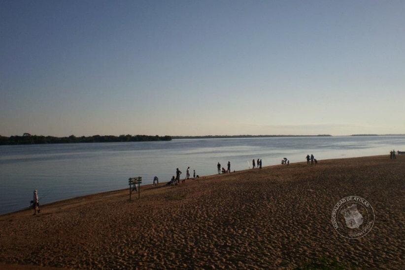 Incêndio aconteceu em frente à praia fluvial de Coratei, em Ayolas. Imagem: Gentileza/Municipalidad de Ayolas