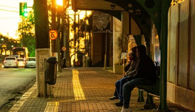 Passageiros no ponto de ônibus da Avenida Jorge Schimmelpfeng, em frente à Igreja São João Batista. Imagem: Marcos Labanca/H2FOZ