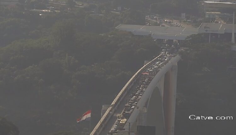 Trânsito interrompido na Ponte da Amizade às 8h50 de terça-feira (18). Imagem: Reprodução/Catve.com