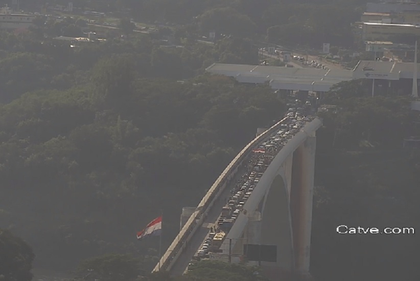 Manifestantes paraguaios bloqueiam trânsito na Ponte da Amizade