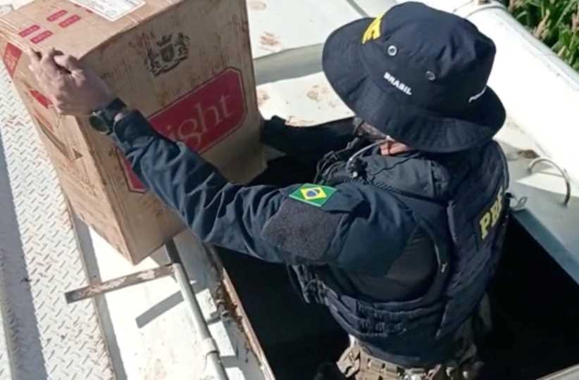 Caminhão  com R$ 1 milhão em cigarro do Paraguai é parado após fuga por 25km