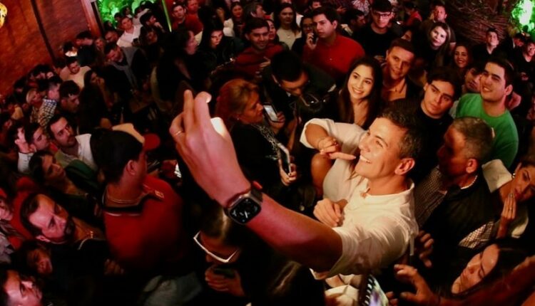 Santiago Peña cercado por apoiadores durante o ato de encerramento da campanha, na quinta-feira (27). Imagem: Gentileza/Partido Colorado