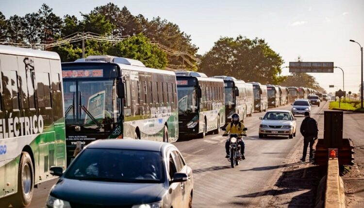 Novas unidades do transporte coletivo em desfile pelas ruas de Ciudad del Este, conforme publicação do prefeito Miguel Prieto na rede social Facebook