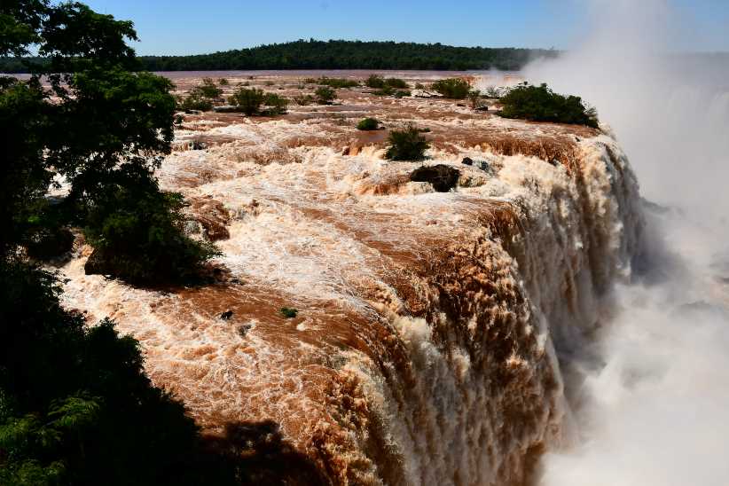 Cataratas do Iguaçu com vazão em alta promove espetáculo das águas