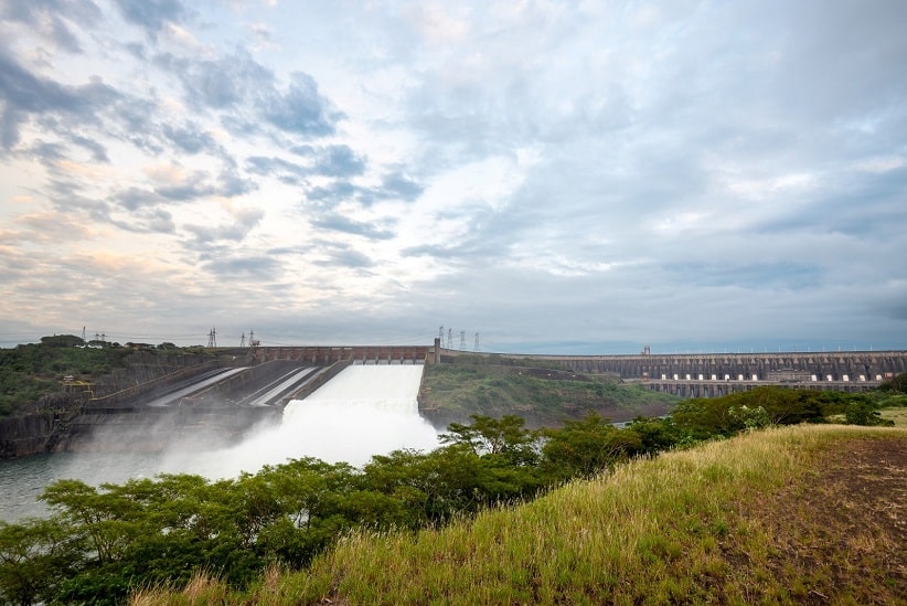 Após chuvas na bacia, usina de Itaipu volta a abrir o vertedouro