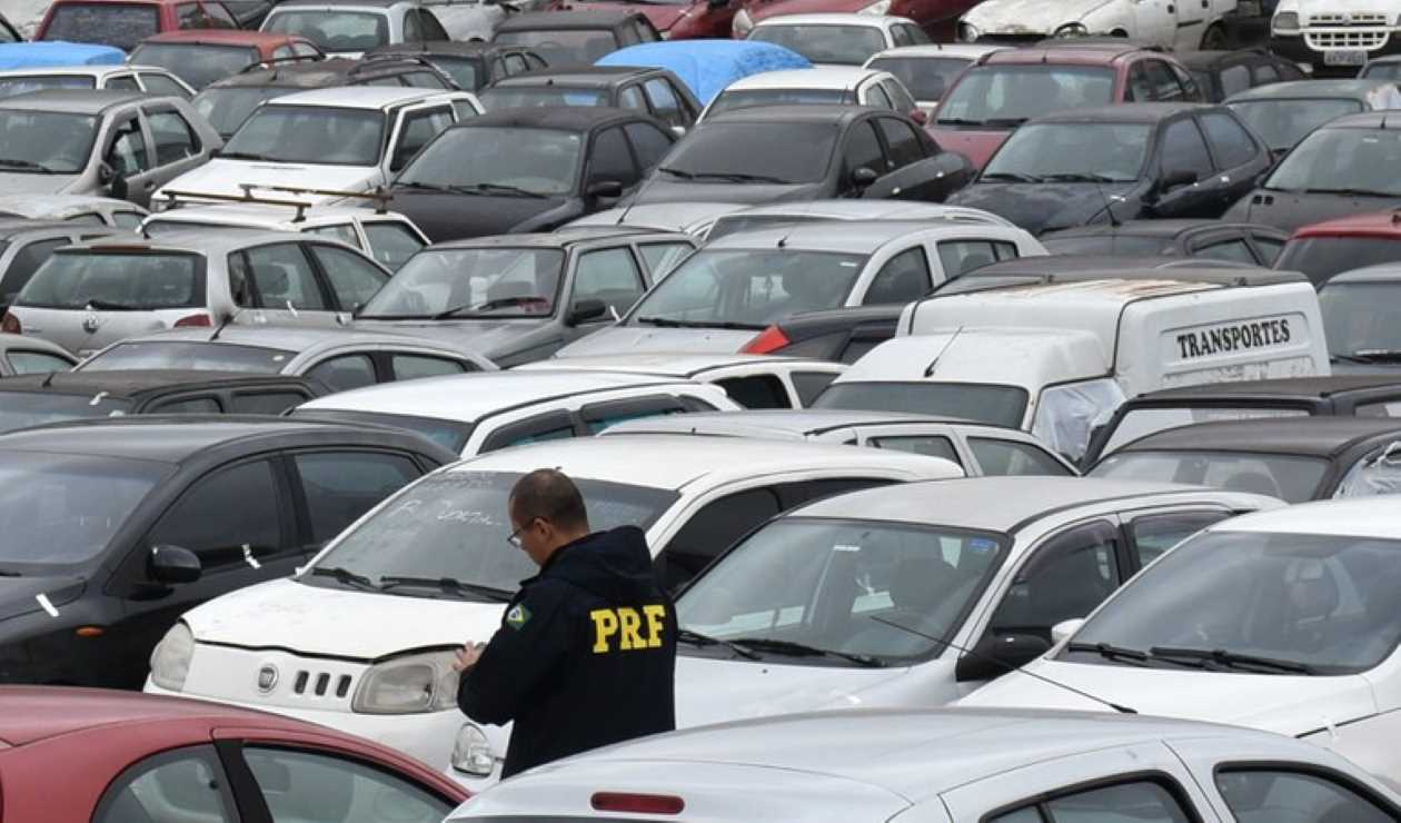 Leilão da PRF reúne 186 veículos conservados com lances de R$ 200 a R$ 20 mil