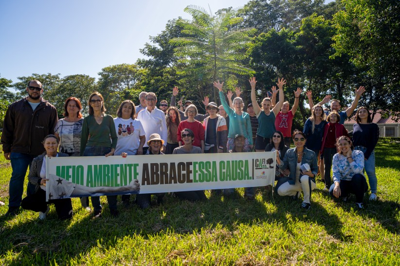 No Dia da Terra, ativistas e moradores fazem ato na Praça das Aroeiras