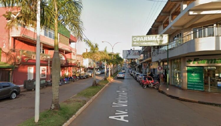 Comércio na Avenida Victoria Aguirre, a principal de Puerto Iguazú. Foto: Google Street View