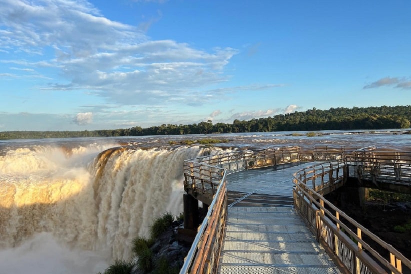 Mirante da Garganta do Diabo foi inteiramente reconstruído após a cheia de outubro de 2022. Imagem: Gentileza/Iguazú Argentina