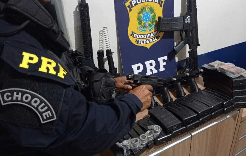 PRF prende homem transportando fuzil e pistolas na BR-277