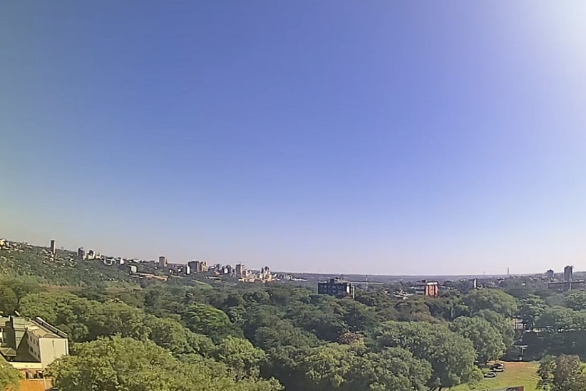 Céu de brigadeiro em Foz do Iguaçu na manhã desta segunda-feira (3), conforme registro da câmera ao vivo do site climaaovivo.com.br