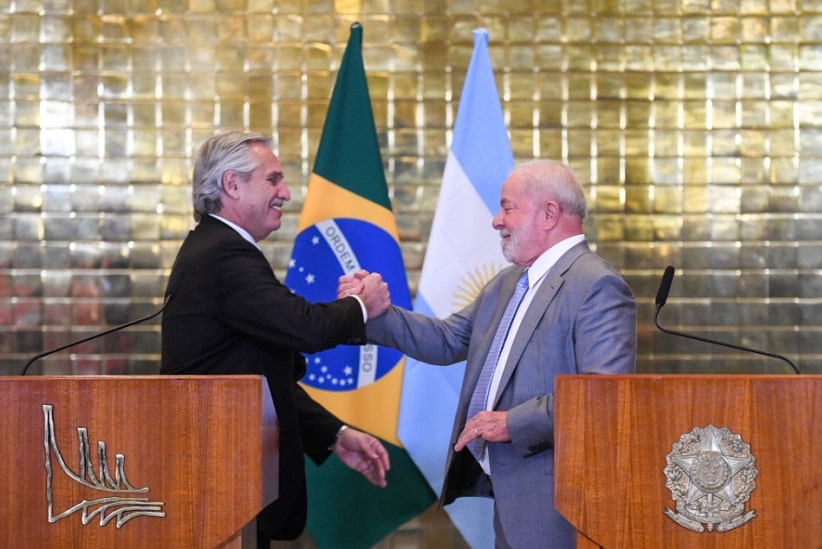 Em Brasília, Lula diz que Brasil ajudará Argentina a superar a crise