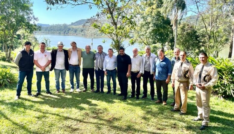 Autoridades participantes da reunião, com o Rio Uruguai ao fundo. Foto: Gentileza/Prefeitura de El Soberbio