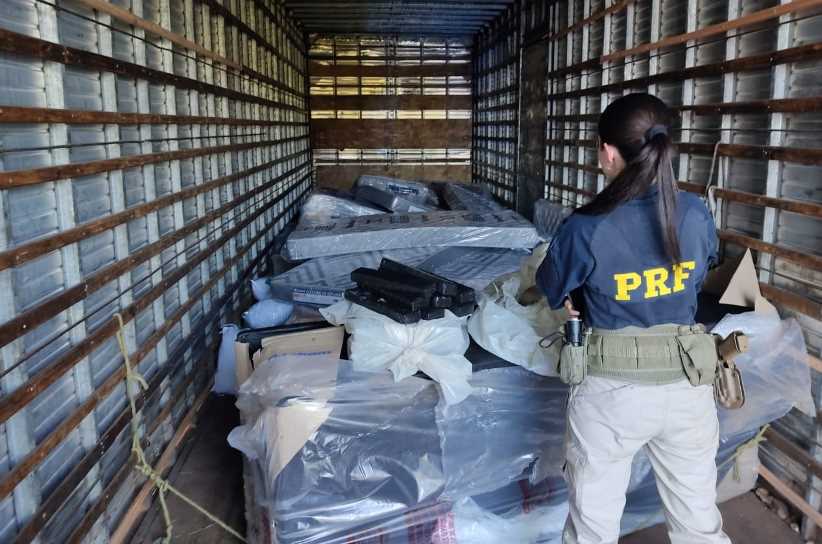 Tonelada de maconha é detectada em camas dentro de caminhão na BR-277