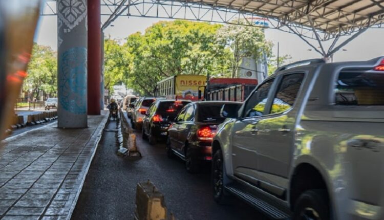 Parada na aduana de Ciudad del Este é obrigatória para quem precisa registrar a entrada ou a saída do território paraguaio. Foto: Marcos Labanca/H2FOZ