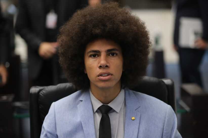 Deputado Renato Freitas denuncia ‘revista aleatória’ no aeroporto em Foz do Iguaçu