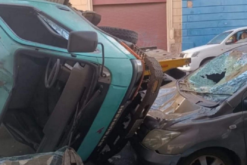 Vídeo: caminhão cai sobre carro estacionado no Paraguai
