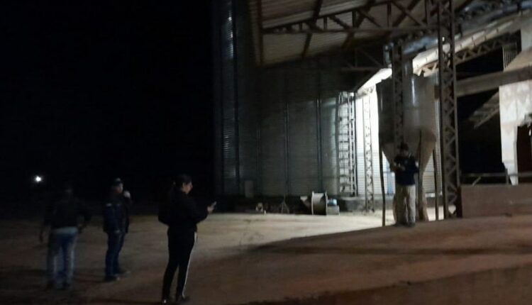 Agentes da Polícia Nacional estão vistoriando silos da região em busca da carga desaparecida. Foto: Gentileza/Polícia Nacional do Paraguai