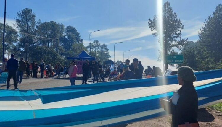 Trabalhadores pedem melhorias salariais e nas condições de trabalho. Foto: Gentileza/Frente de Trabalhadores da Educação em Luta