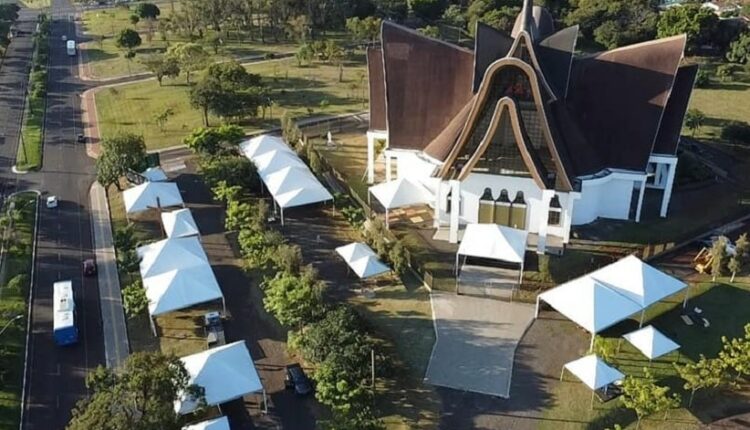 Vista aérea dos preparativos para a Festa Maína de 2022, a primeira no estacionamento da igreja. Imagem publicada no Facebook da Catedral de Foz.