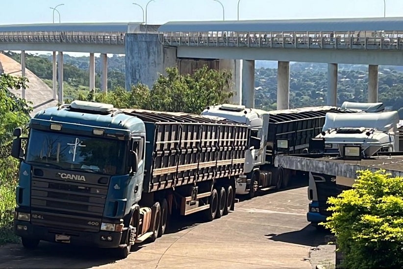 Caminhões foram abordados na pista de sentido Brasil. Foto: Gentileza/RFB