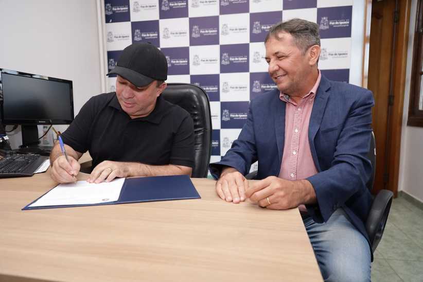Chico viaja a Portugal e passa o cargo a Francisco