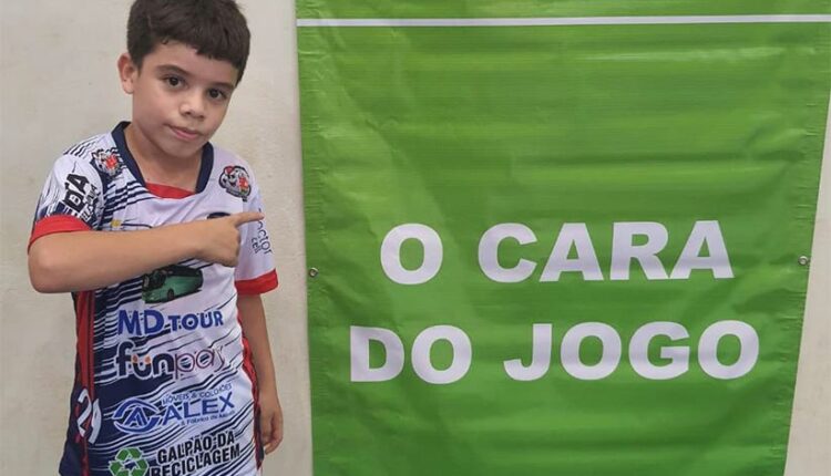 Douglas Colman Coutinho, de 11 anos, é ala-fixo do FutFoz. Foto: Divulgação