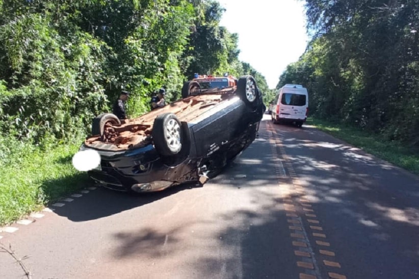Turista capota carro no acesso às Cataratas pelo lado argentino