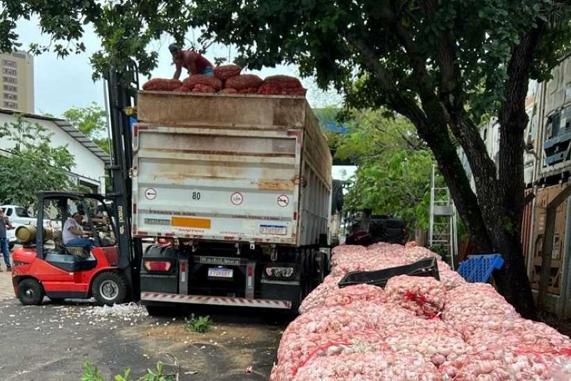 Receita Federal doa 60 mil quilos de alho apreendido a entidade