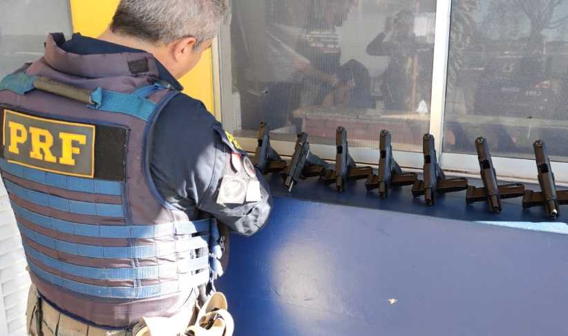Mulher é presa com 11 pistolas turcas e munições em ônibus na BR-277