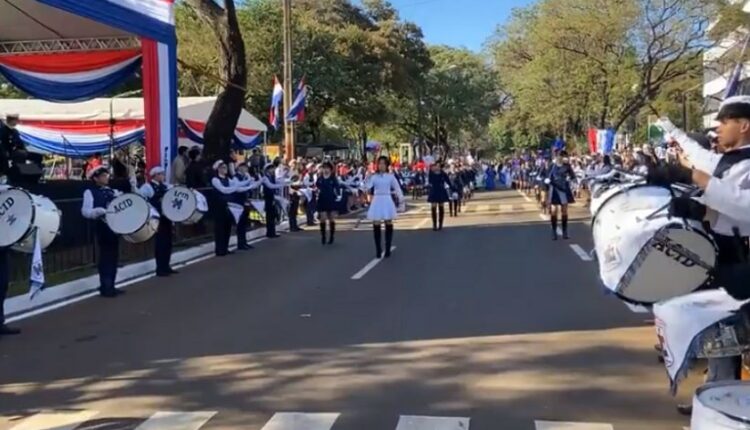 Apresentação estudantil em frente ao palanque das autoridades. Imagem: Reprodução/Prefeitura de Ciudad del Este