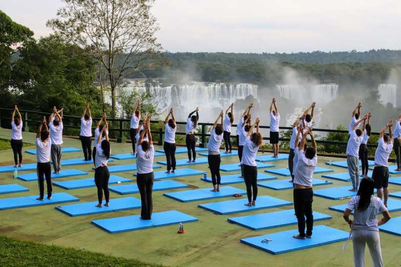 Ioga nas Cataratas do Iguaçu conecta corpo, consciência e natureza
