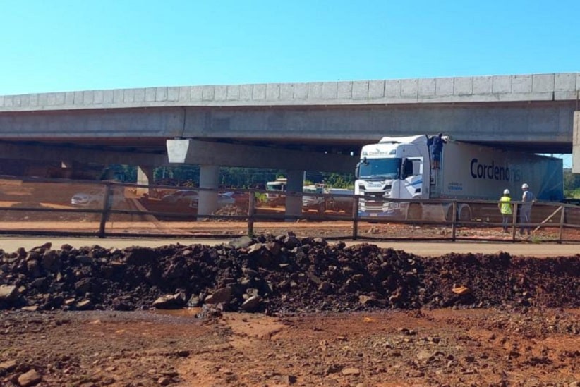 Caminhão “enrosca” em obra de viaduto em Foz do Iguaçu