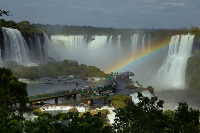 Arco-íris na passarela sobre o Rio Iguaçu, um dos pontos mais deslumbrantes da visita. Foto: Nilton Rolin/Urbia Cataratas
