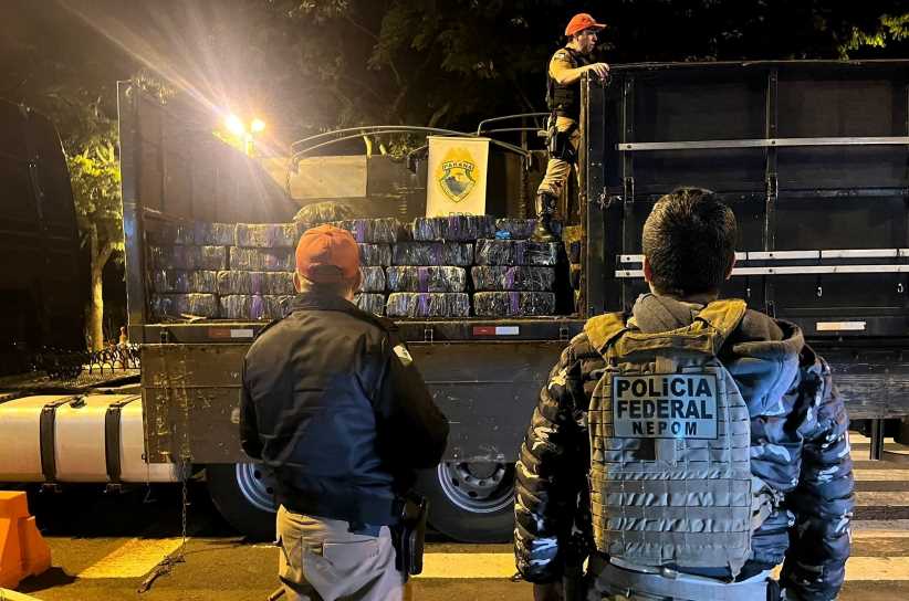 Polícia captura 4 toneladas de maconha carregada perto do lago de Itaipu