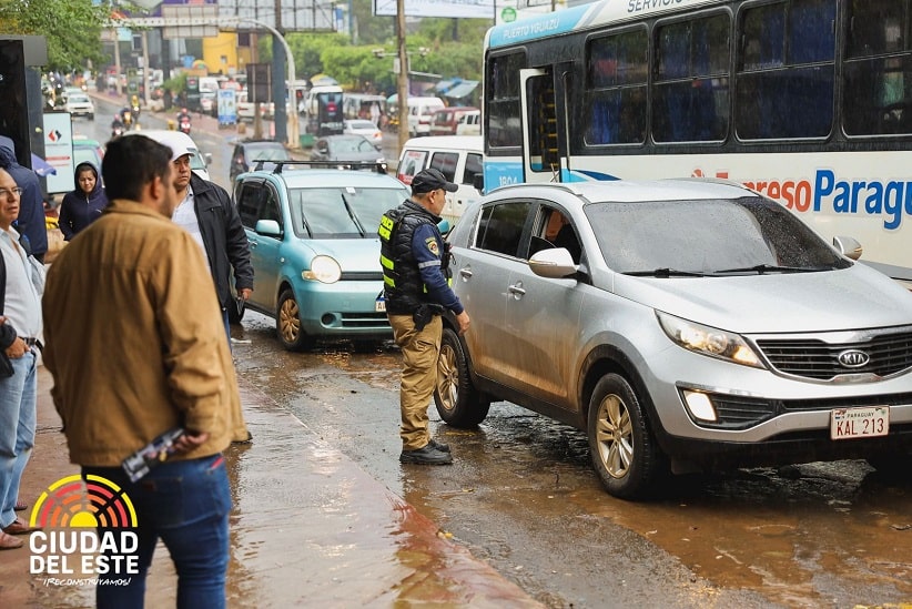 Polícia do Paraguai fiscaliza trânsito no acesso à Ponte da Amizade