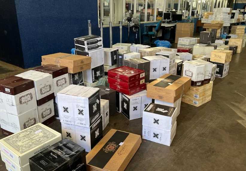 Fiscalização apreende 1.500 garrafas de vinho na BR-277, que valem mais de R$ 100 mil