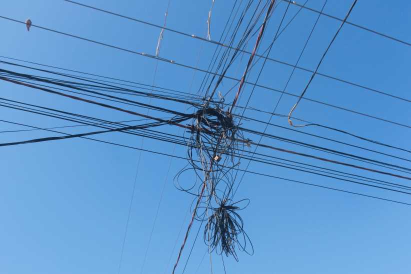 Copel ‘faxina’ cabos de telefonia soltos em região de Foz do Iguaçu