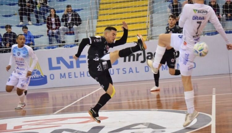 Duelo foi extremamente equilibrado, com boas chances para os dois lados. Foto: Mayelle Hall/Joaçaba Futsal/LNF