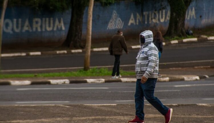 Pedestres na Avenida JK, área central de Foz do Iguaçu. Foto: Marcos Labanca/H2FOZ