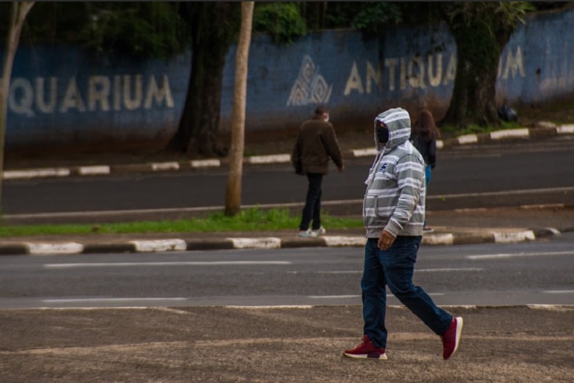Pedestres na Avenida JK, área central de Foz do Iguaçu. Foto: Marcos Labanca/H2FOZ