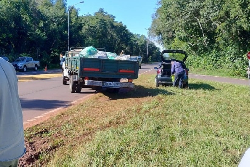 Voluntários participam de coleta de lixo no lado argentino das Cataratas