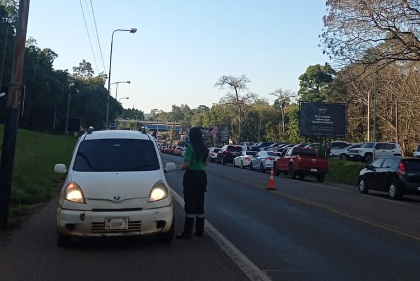 Puerto Iguazú fiscaliza veículos brasileiros de aplicativos