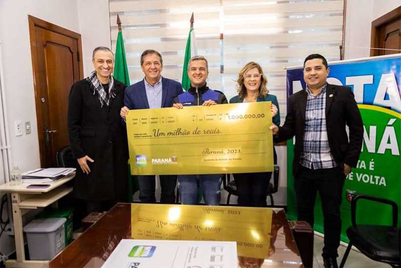 Iguaçuense milionário: mecânico recebe prêmio do Nota Paraná