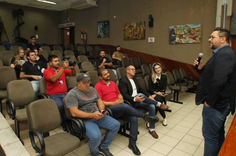 Profissionais de saúde vão à Câmara por apoio para piso da enfermagem em Foz do Iguaçu